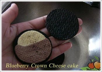 (วิธีทำบลูเบอรี่ชีสเค้ก - ฐานเค้ก) เตรียมบดโอริโอ้หรือแครกเกอร์ หรือคุกกี้ ตามชอบ