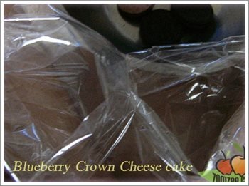 (วิธีทำบลูเบอรี่ชีสเค้ก - ฐานเค้ก) เตรียมถุงแกง 2 ถุง มาวางไว้ข้าง ๆ แบบนี้