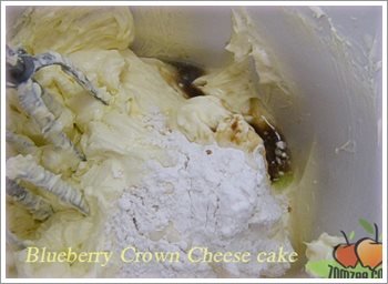 (วิธีทำบลูเบอรี่ชีสเค้ก - ตัวชีสเค้ก) เติมน้ำมะนาว แป้งสาลีอเนกประสงค์ และ วนิลลา ลงไป