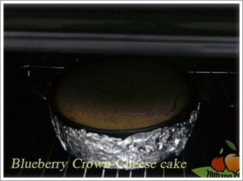 (วิธีทำบลูเบอรี่ชีสเค้ก) อบนานประมาณ 60 - 70 นาที  หรือจนตรงกลางของชีสเค้กเซ็ทตัว -- จากนั้นปิดเตาอบได้เลย
