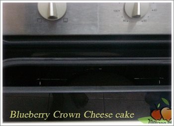 (วิธีทำบลูเบอรี่ชีสเค้ก) แง้มฝาเตาอบเล็กน้อย ทิ้งไว้จนเค้กเย็นลงในเตาอบ 1 ชั่วโมง  