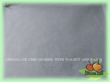 วิธีทำช็อกโกแลตชิพคุกกี้ - ปูกระดาษไขในถาดอบ