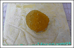 (วิธีทำพายชั้นสับปะรดรูปกังหัน) นำไส้สับประรดมาวางไว้ตรงกลางแป้งแบบในภาพ